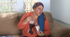 Mujer tratándose con quimioterapia