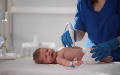¿Cómo diferenciar el vaso arterial del vaso venoso ecográficamente en el paciente neonatal?