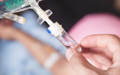 ¿Cómo influye la adsorción y la absorción en la infusión iv?