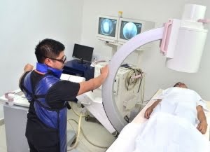Localização da ponta do cateter PICC por fluoroscopia durante procedimento guiado por imagem.
