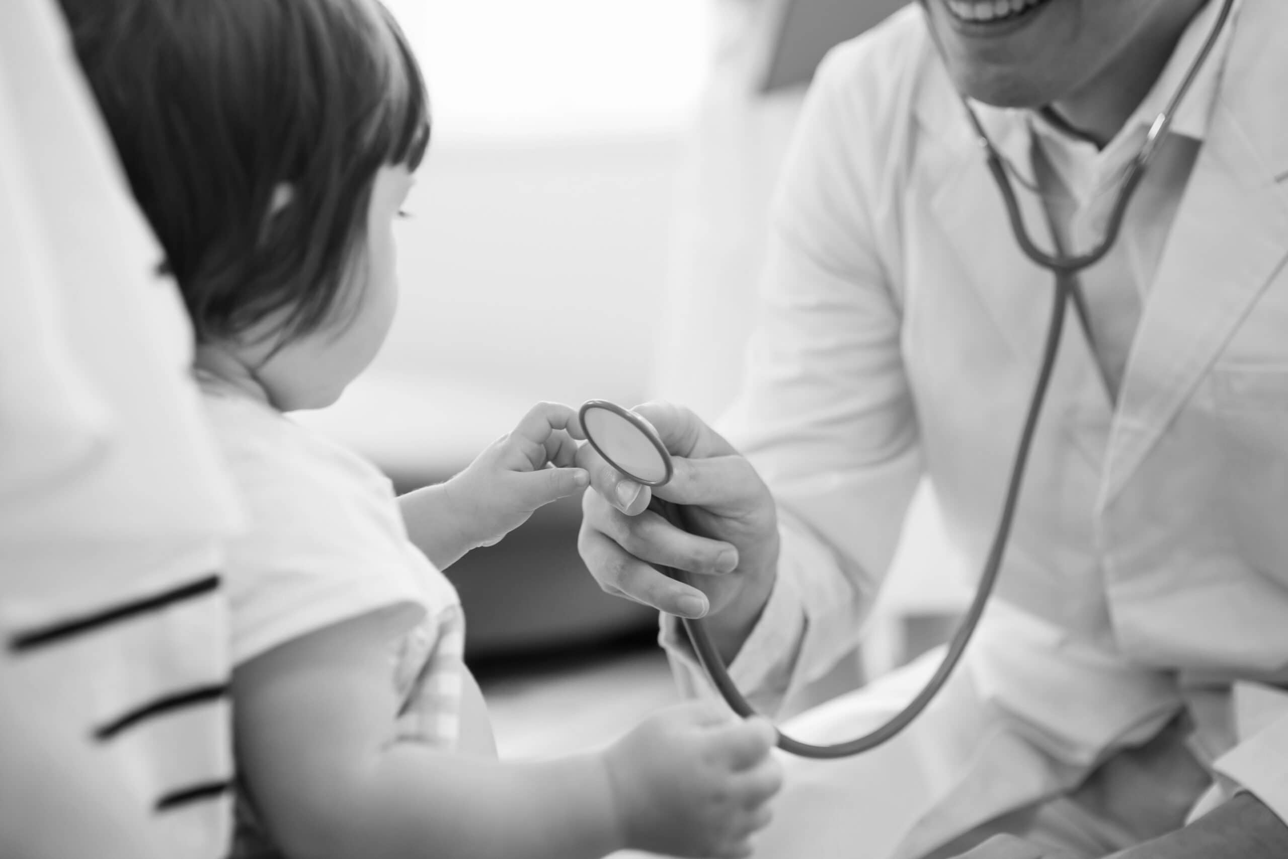 子供を診察する医者と看護士